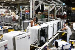 Chataya Porter, GE dishwasher production employee