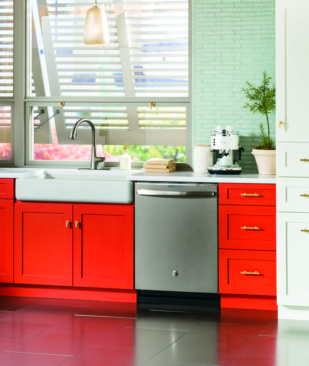 Thinking outside the circle, the new GE Profile™ dishwasher features a revolutionary spray arm with jets that move in a square pattern, providing greater edge-to-edge coverage of the upper rack. GE Profile Dishwasher, PDT846