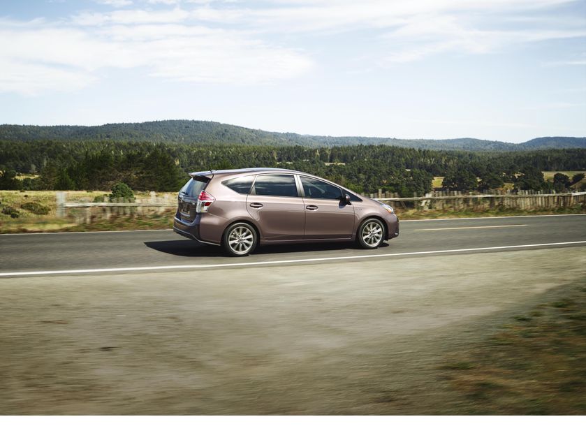 2017_Toyota_Prius_v_001