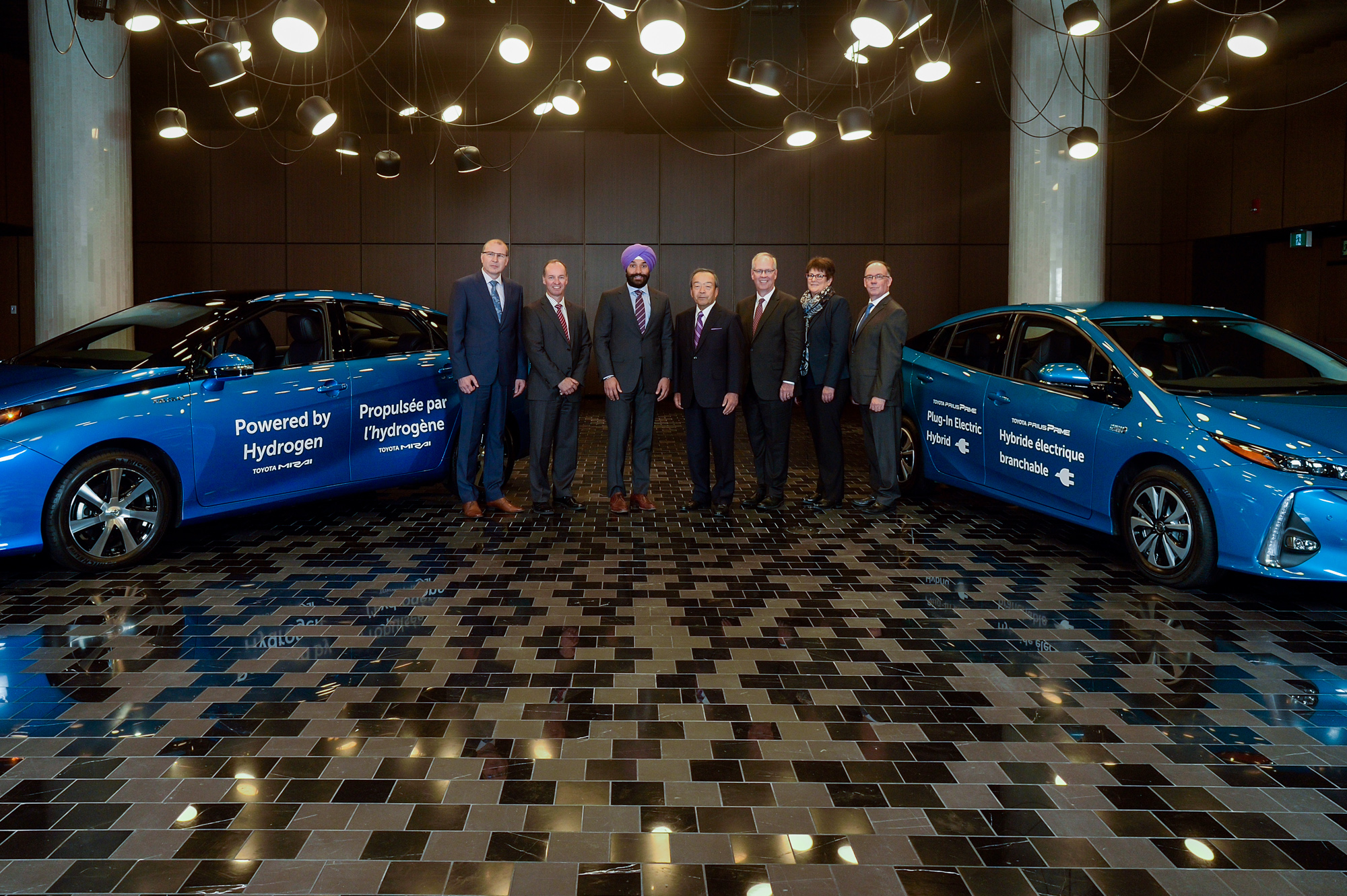 De gauche à droite: Fred Volf, président, Toyota Motor Manufacturing Canada (TMMC); Dave Nichols, directeur national, Toyota Canada Inc. (TCI); ministre Navdeep Bains; président du conseil Takeshi Uchiyamada; Stephen Beatty, vice-président, TCI; Stephanie Pollard, vice-présidente, TMMC; Jocelyn Daneau, directeur, TCI Toyota-003 Sept8