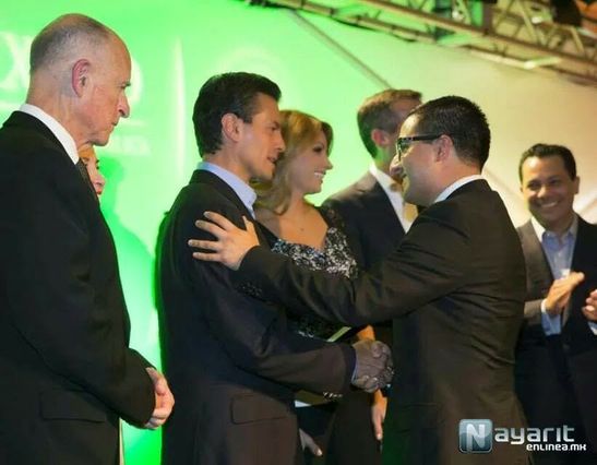 Francisco J. López-Flores shakes hands with Mexican President Enrique Peña Nieto