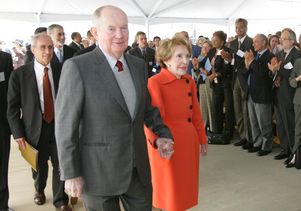 Perenchio with Nancy Reagan at the 2007 dedication of the Ronald Reagan UCLA Medical Center.