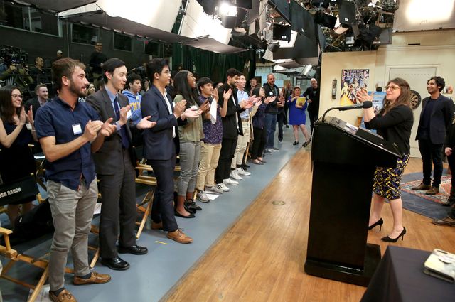 Mayim Bialik - UCLA students 8-clap