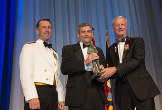 HII President and CEO Mike Petters (center) receives the United States Navy Memorial’s Lone Sailor Award, presented by Chief of Naval Operations Adm. John M. Richardson (left) and Navy Memorial Foundation President and CEO John Totushek. Photo by Jeff Malet