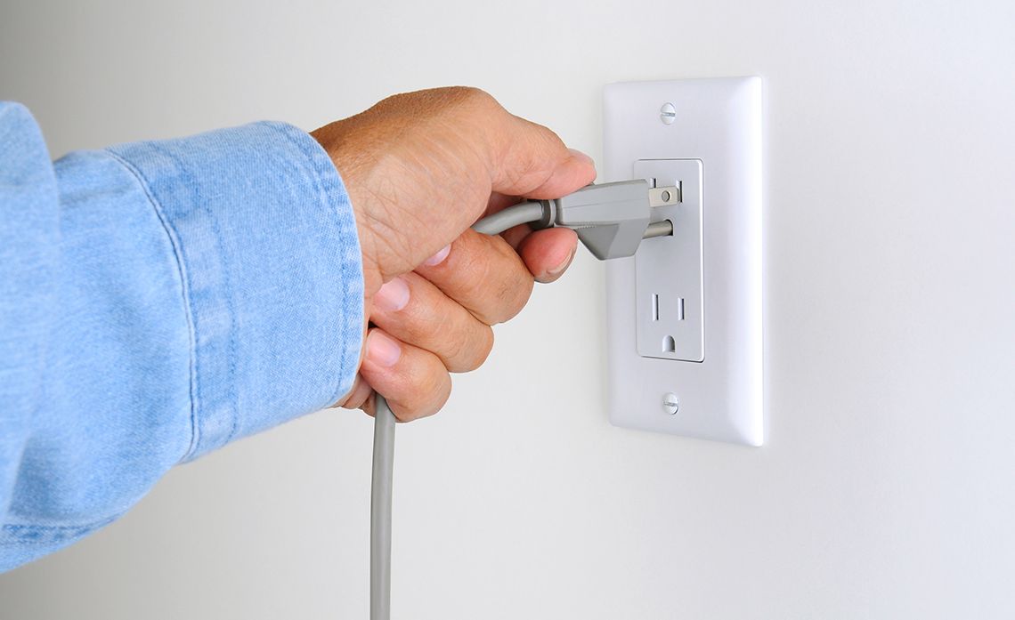 Does charges remain in an extension cord when unplugged?