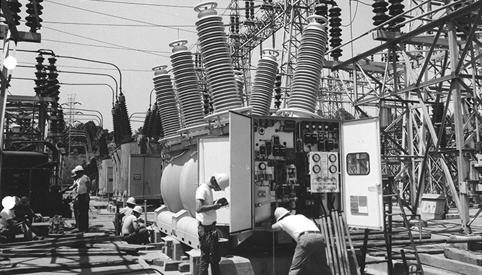 Employees work on a 230 kilo volt breaker in 1972. 20170615Allen60_breakers_700