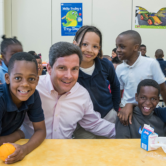 Bill Currens in the lunch room with students 2018-0502-r-school-art05