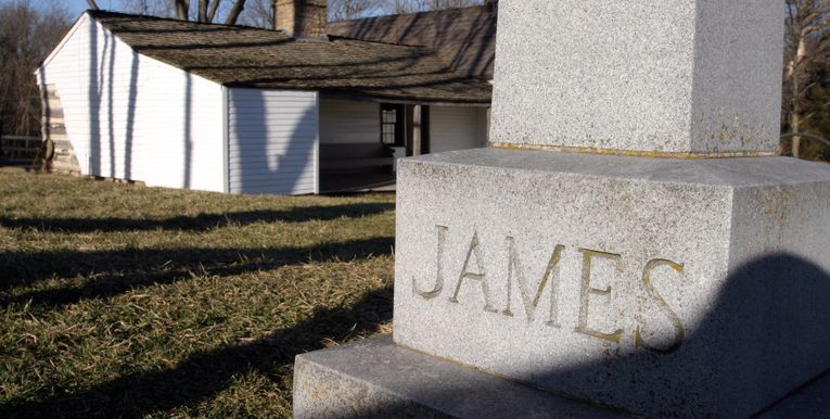 jesse james outlaw grave